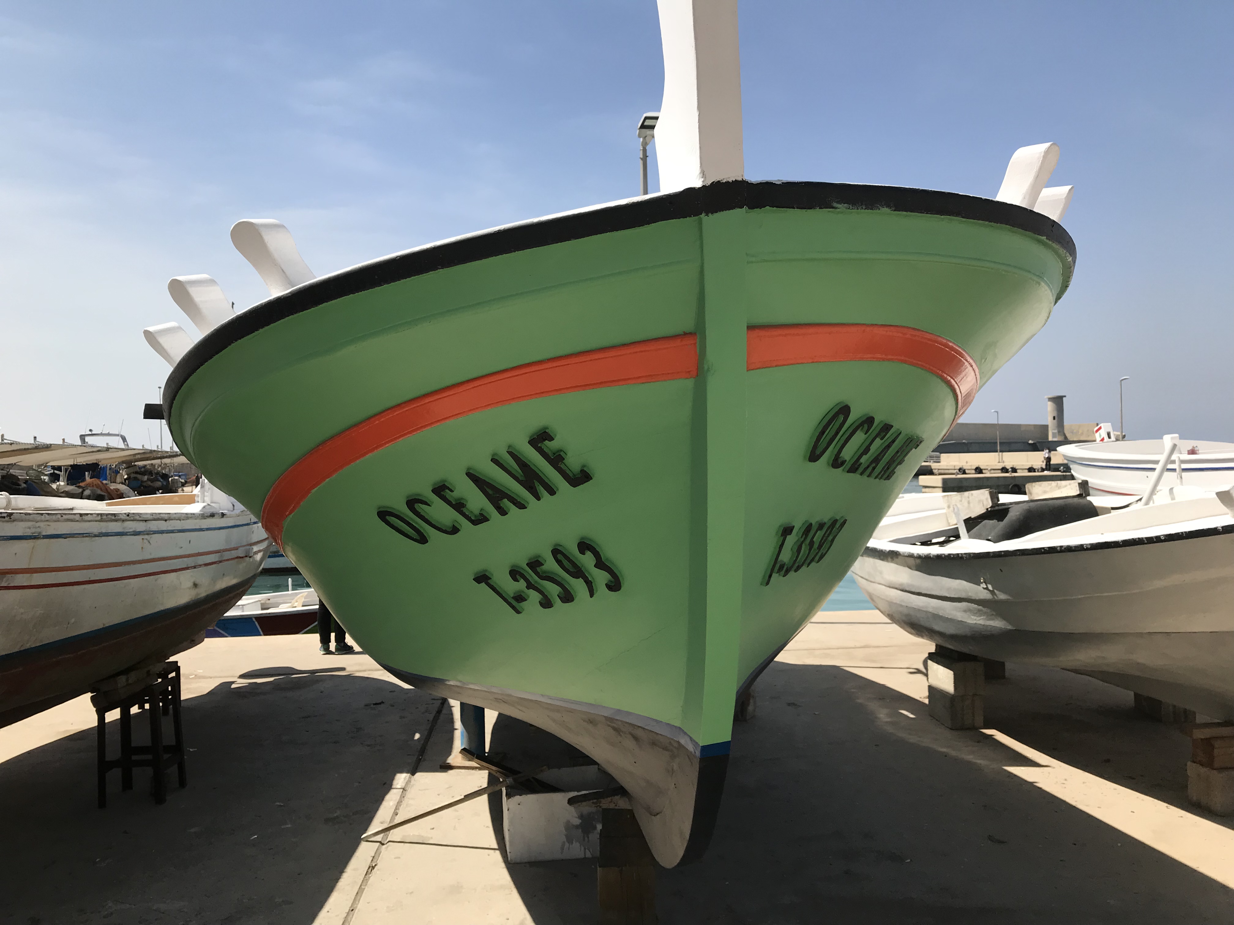 Bateau à quai dans le port de Batrum